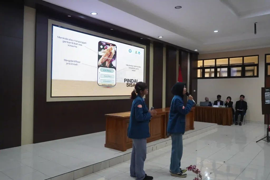 UNAIR team presenting their innovation (Photo: Personal Collection)