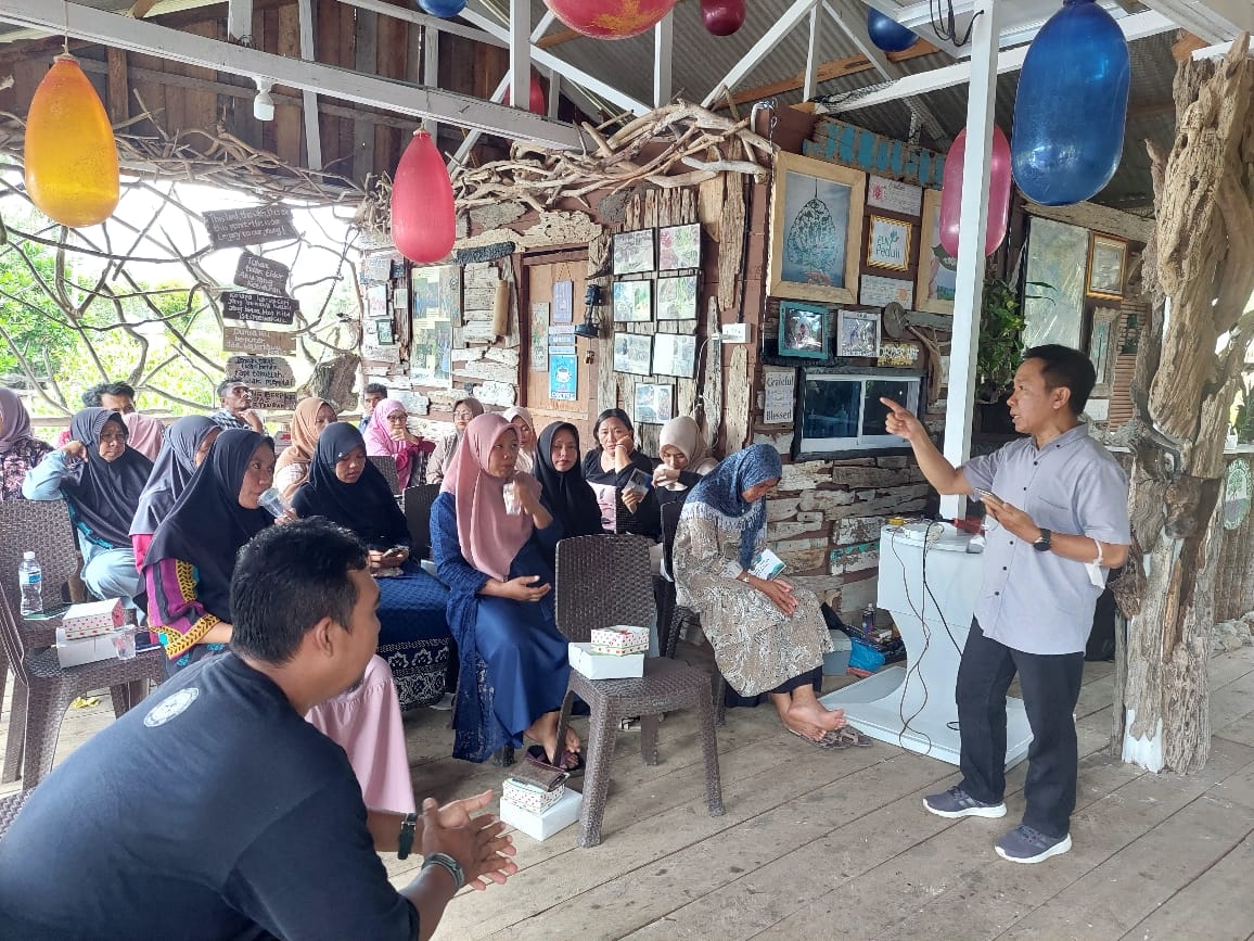 Sesi pemaparan materi dalam pengabdian masyarakat di desa Pegudang. (Foto: Istimewa).