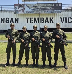 (Anggota Resimen Mahasiswa di Lapangan Tembak Pistol Mako Divisi Infanteri 2 Kostrad, Singosari, Malang)