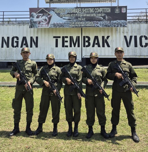 (Anggota Resimen Mahasiswa di Lapangan Tembak Pistol Mako Divisi Infanteri 2 Kostrad, Singosari, Malang)
