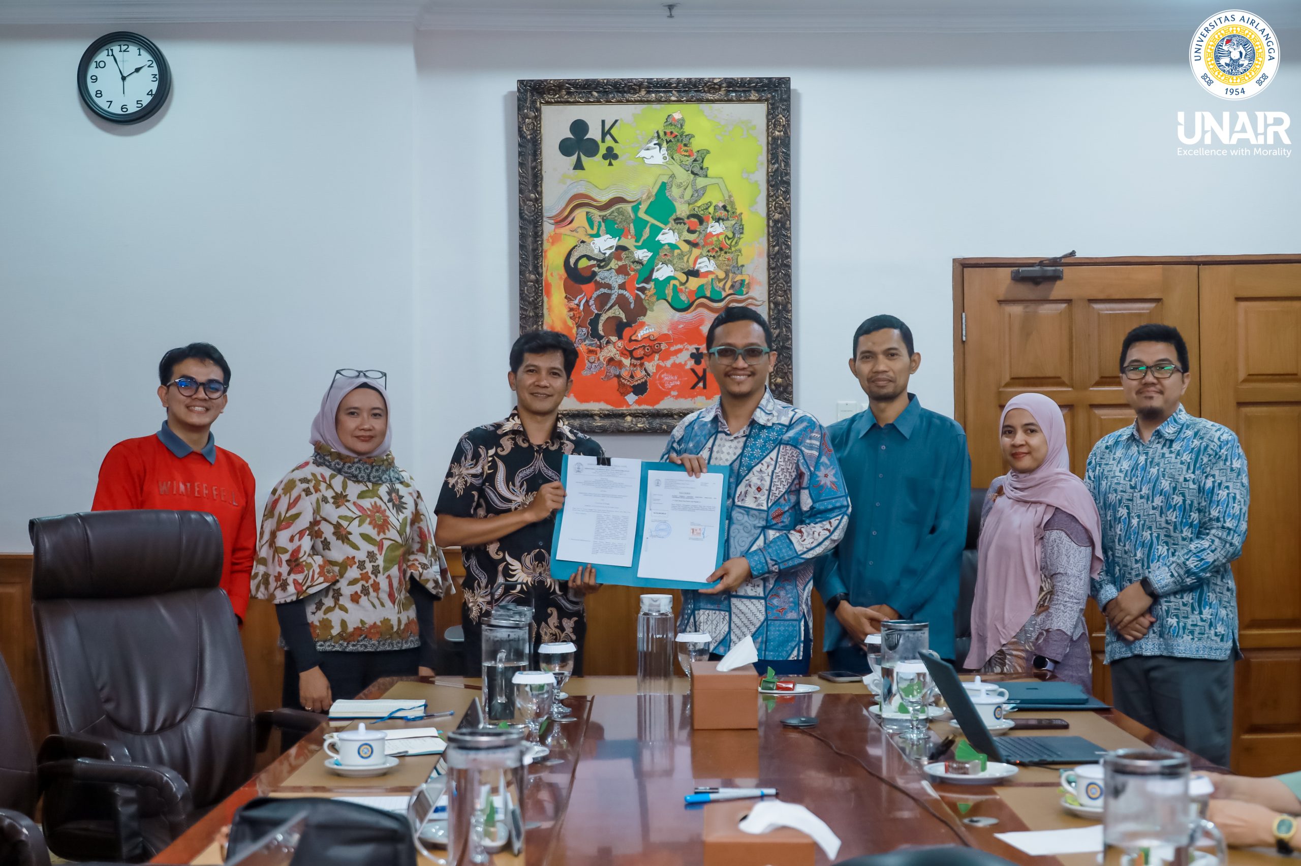 Sesi foto bersama Pimpinan Universitas Airlangga bersama perwakilan DPPM Kemendikti setelah penandatanganan kontrak Program Pusat Unggulan IPTEK Perguruan Tinggi (PUI-PT) Tahun Anggaran 2025 di Lt. 4 Gedung Manajemen Rektorat, Kampus MERR-C UNAIR, pada Kamis (18/09/2025). (Foto: PKIP UNAIR)
