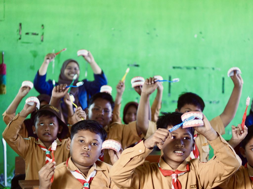 Siswa SDN 04 Kendalrejo mempraktikkan cara menyikat gigi dengan benar bersama pemateri Isna Dhella Yasya. (Foto: Istimewa)