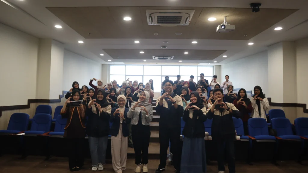 Panitia, narasumber, dan peserta Bisik Keprofesian Vol. 2 berfoto bersama di Gedung Nano, Kampus MERR-C Universitas Airlangga, Minggu (21/9/2025). (Foto: Istimewa)