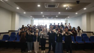 Panitia, narasumber, dan peserta Bisik Keprofesian Vol. 2 berfoto bersama di Gedung Nano, Kampus MERR-C Universitas Airlangga, Minggu (21/9/2025). (Foto: Istimewa)