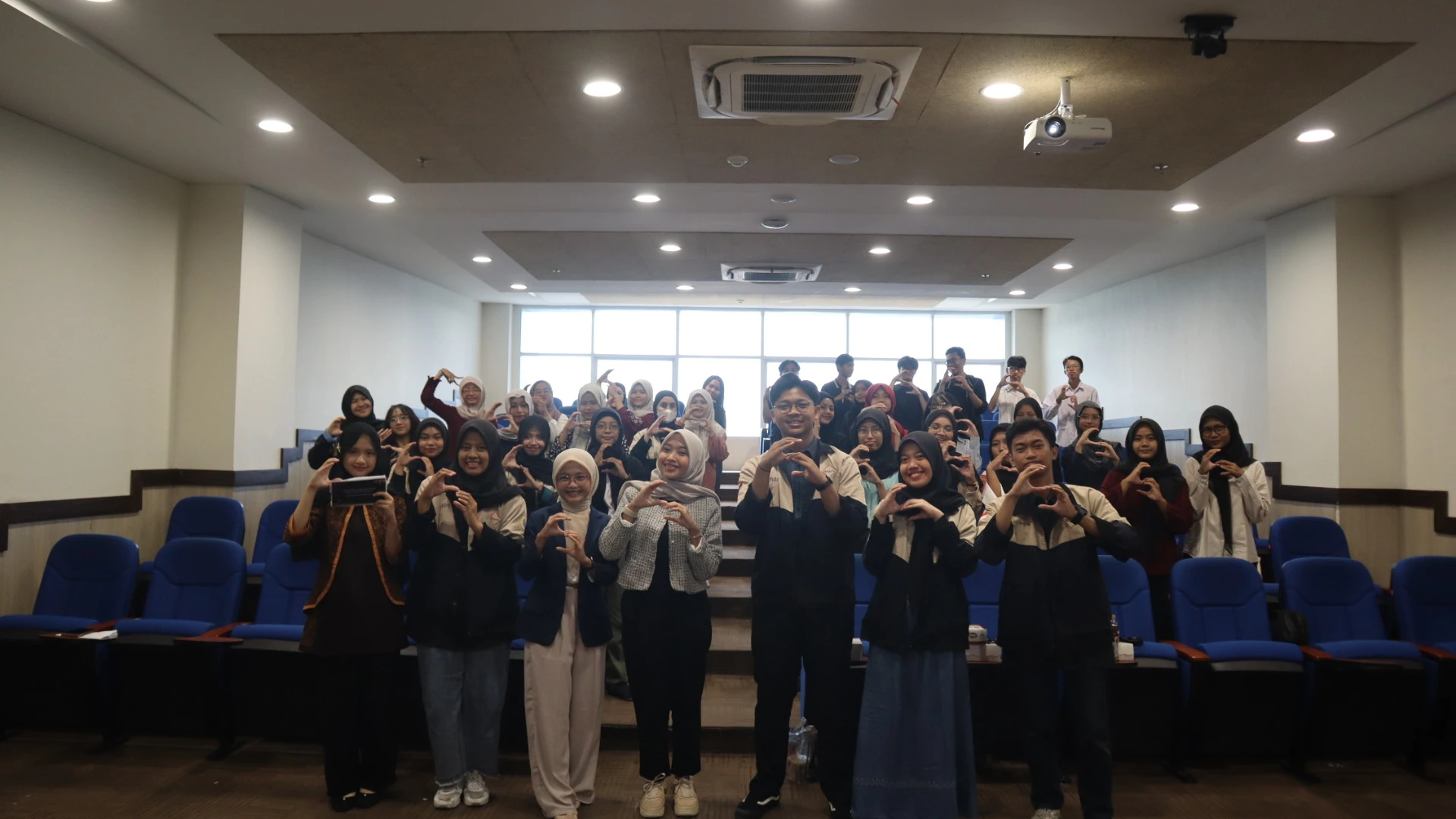 Panitia, narasumber, dan peserta Bisik Keprofesian Vol. 2 berfoto bersama di Gedung Nano, Kampus MERR-C Universitas Airlangga, Minggu (21/9/2025). (Foto: Istimewa)