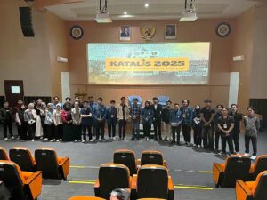 Panitia, narasumber, dan peserta KATALIS berfoto bersama di Ruang Candradimuka Lantai 9, Gedung Nano, Kampus MERR-C, Sabtu (20/9/2025). (Foto: Istimewa)