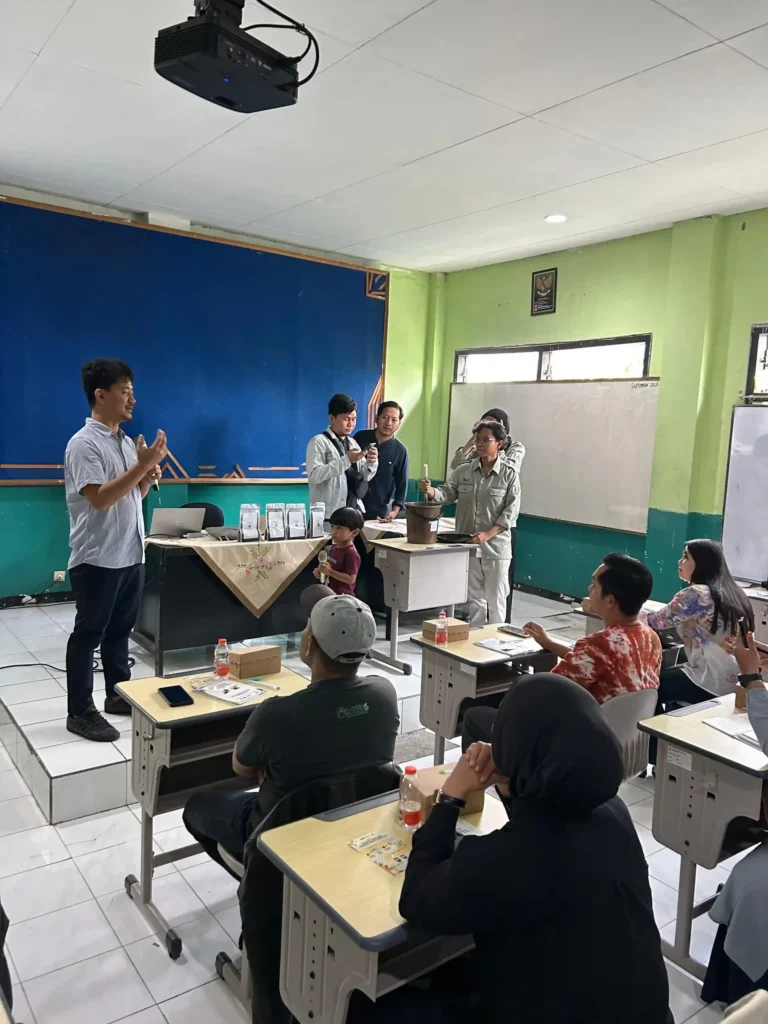 Participants watched a demonstration on the use of coconut-shell-based nano-carbon in treating batik dye waste on Saturday (Sept. 20, 2025) at SLB Eka Mulia, Batu City. (Photo: By courtesy).