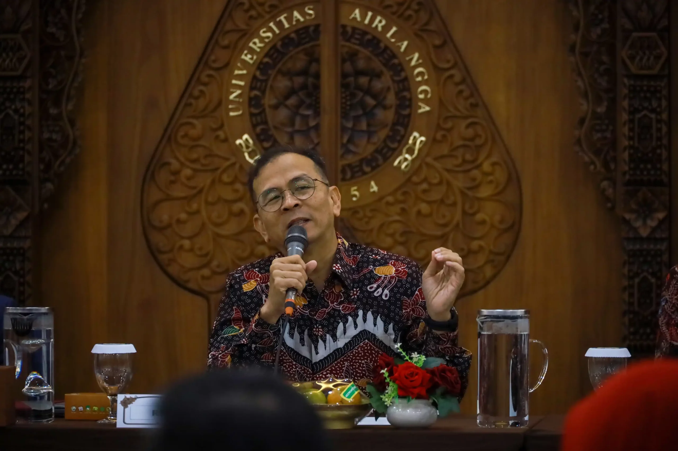 Rektor UNAIR, Prof Muhammad Madyan SE MSi MFin memimpin Rapat Konsolidasi Pimpinan 2025-2030 pada Senin (15/09/2025) di Aula THE IX, Kampus MERR-C UNAIR, Mulyorejo. (Foto: Pusat Hubungan Masyarakat dan Protokol)