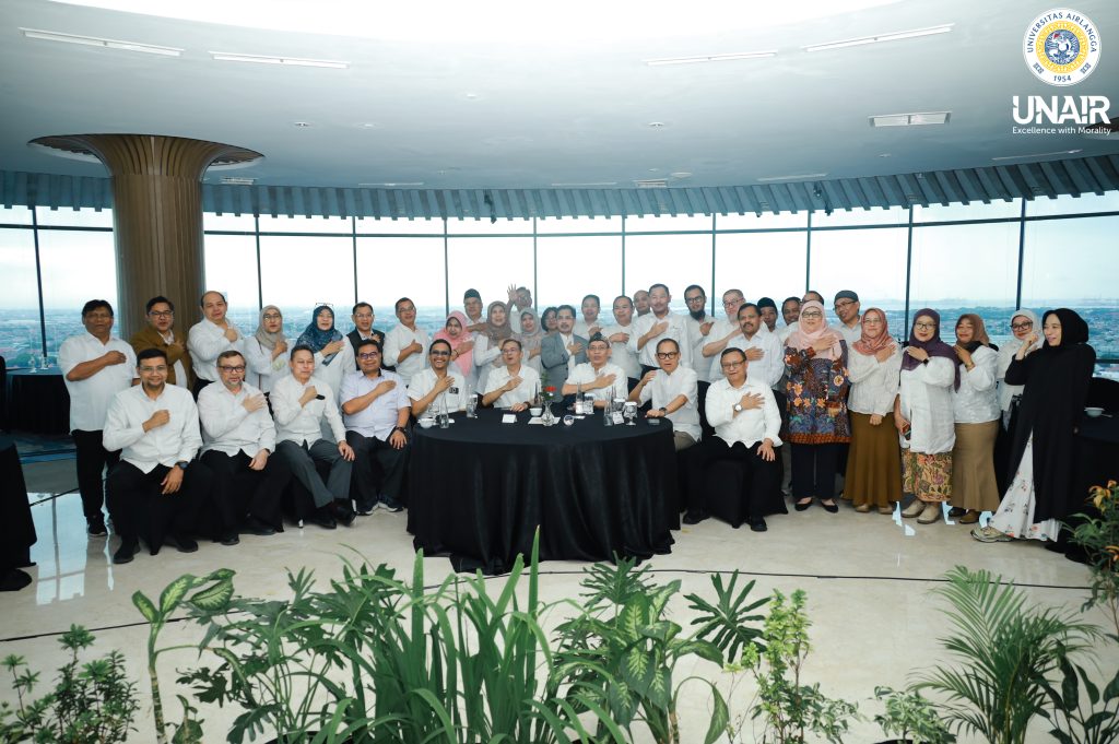 Sesi foto bersama acara Silaturahmi Pimpinan UNAIR Periode 2020–2025 pada Jumat, 19 September 2025 di DoubleTree by Hilton, Surabaya. (Foto: PKIP UNAIR)