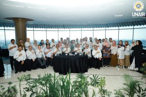 Sesi foto bersama acara Silaturahmi Pimpinan UNAIR Periode 2020–2025 pada Jumat, 19 September 2025 di DoubleTree by Hilton, Surabaya. (Foto: PKIP UNAIR)