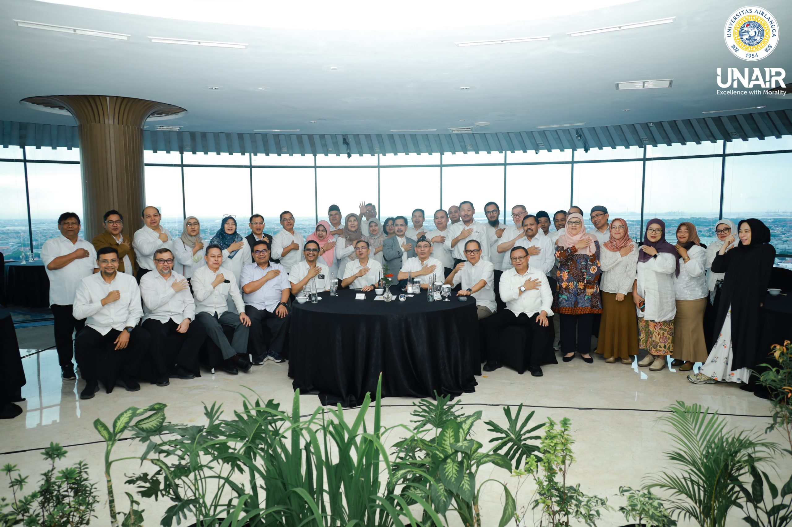 Sesi foto bersama acara Silaturahmi Pimpinan UNAIR Periode 2020–2025 pada Jumat, 19 September 2025 di DoubleTree by Hilton, Surabaya. (Foto: PKIP UNAIR)
