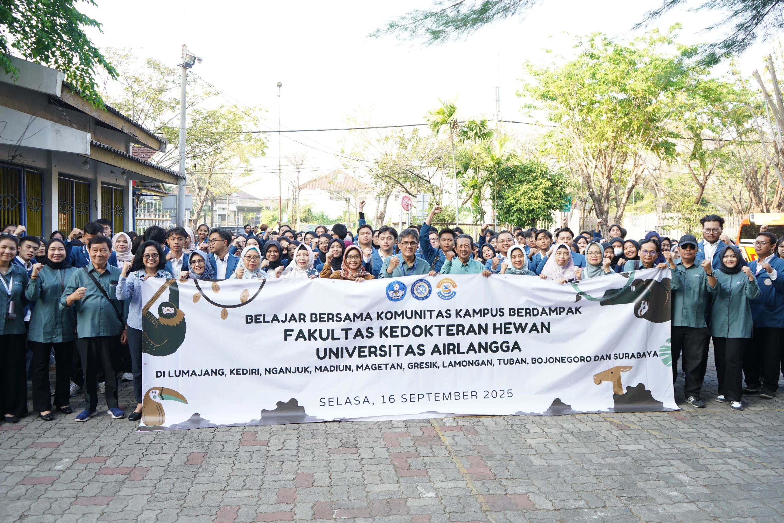 Faculty members and 205 students from UNAIR’s Faculty of Veterinary Medicine (FKH) joined the official send-off ceremony for the BBK Kampus Berdampak program on Tuesday morning (Sept. 16, 2025) at the FKH Field, MERR-C Campus. (Photo: FKH UNAIR PR)