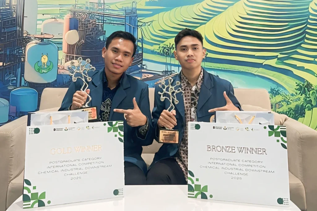 Ir. Deny Aditya Pratama (Master of Management) and Muhammad Taufiq Hidayat (Economics Undergraduate Program) won gold and bronze medals at the 2025 Chemical Industrial Downstream Challenge (CIDC). (Photo: By courtesy)