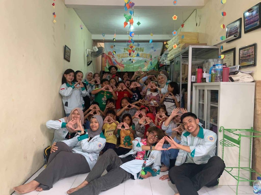 Potret Mahasiswa UNAIR Mengajar bersama Komunitas ASBAS (Foto: Istimewa)