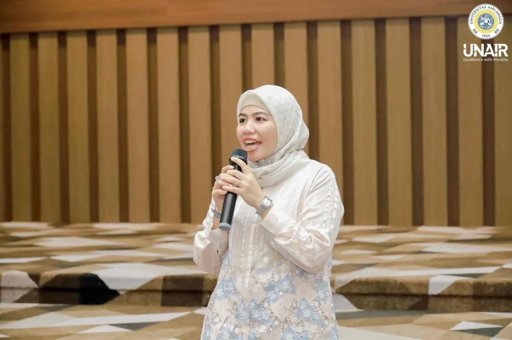 Dr. Nurina Fitriani, ST, presents material on SDG-based community service initiatives. (Photo: PKIP UNAIR)