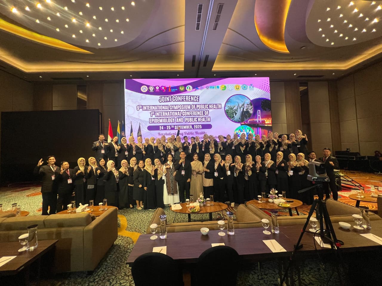 Sesi foto bersama 9th International Symposium of Public Health (ISoPH) sekaligus 1st International Conference of Epidemiology Public Health (ICoEPH), (Foto: Istimewa)