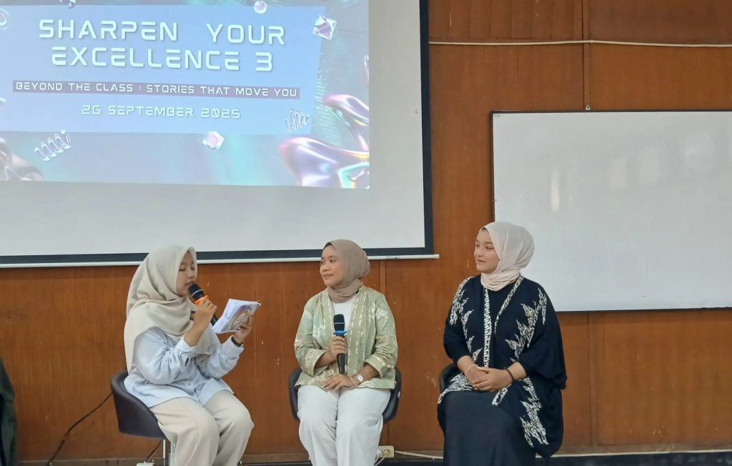 Nadira dan Aliyya saat bincang dan diskusi pada kegiatan SHARPEN Your Excellent. (Foto: Putri Andini)