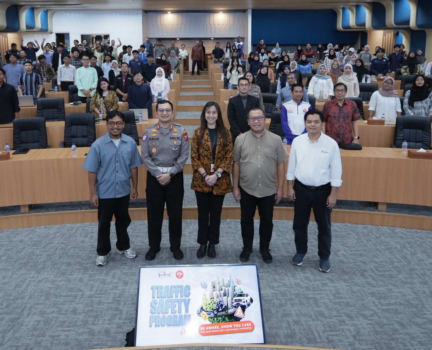 Foto bersama dalam kegiatan Road to Traffic Safety Champion di Gedung Airlangga Convention Center, Kampus C UNAIR. (Foto: Istimewa)
