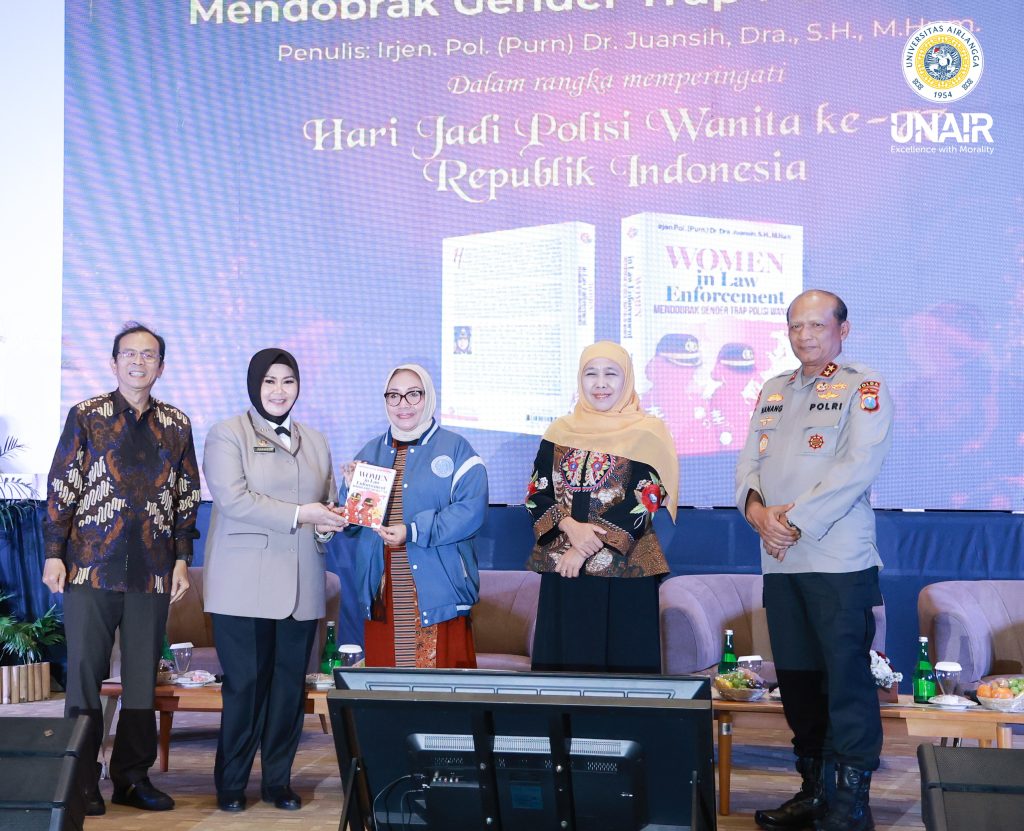 Rektor UNAIR, Prof Dr Muhammad Madyan SE MSi MFin bersama Irjen Pol (Purn) Dr Juansih Dra SH M Hum, Menteri Pemberdayaan Perempuan dan Perlindungan Anak, Dra Hj Arifatul Choiri Fauzi M Si, Gubernur Jawa Timur, Dr. H.C .UA Hj Khofifah Indar Parawansa saat sesi foto bersama peluncuran buku Women in Law Enforcement: Mendobrak Gender Trap Polisi Wanita, Kamis (11/9/2025) (Foto: PKIP UNAIR)