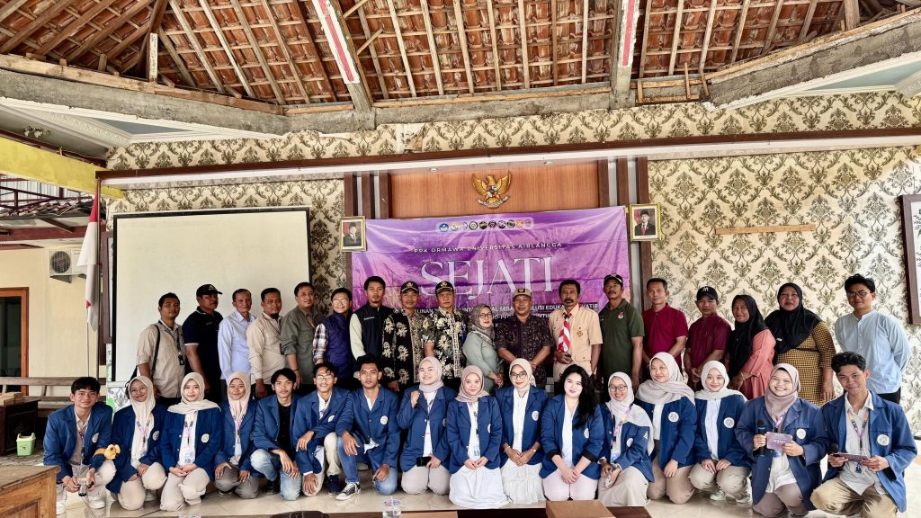 Potret Tim PPK Ormawa SEJATI UNAIR bersama DITMAWA UNAIR dan perangkat Desa Kendalrejo usai kegiatan Monev dan pembentukan POKSI. (Foto: Istimewa)