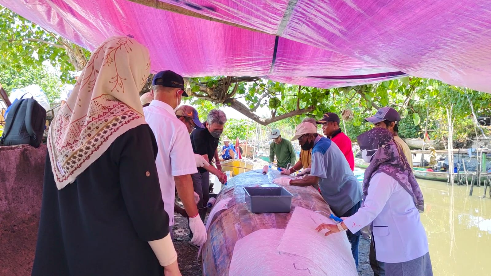 Proses laminasi badan kapal dengan teknologi fiberglass. (Foto: Istimewa).