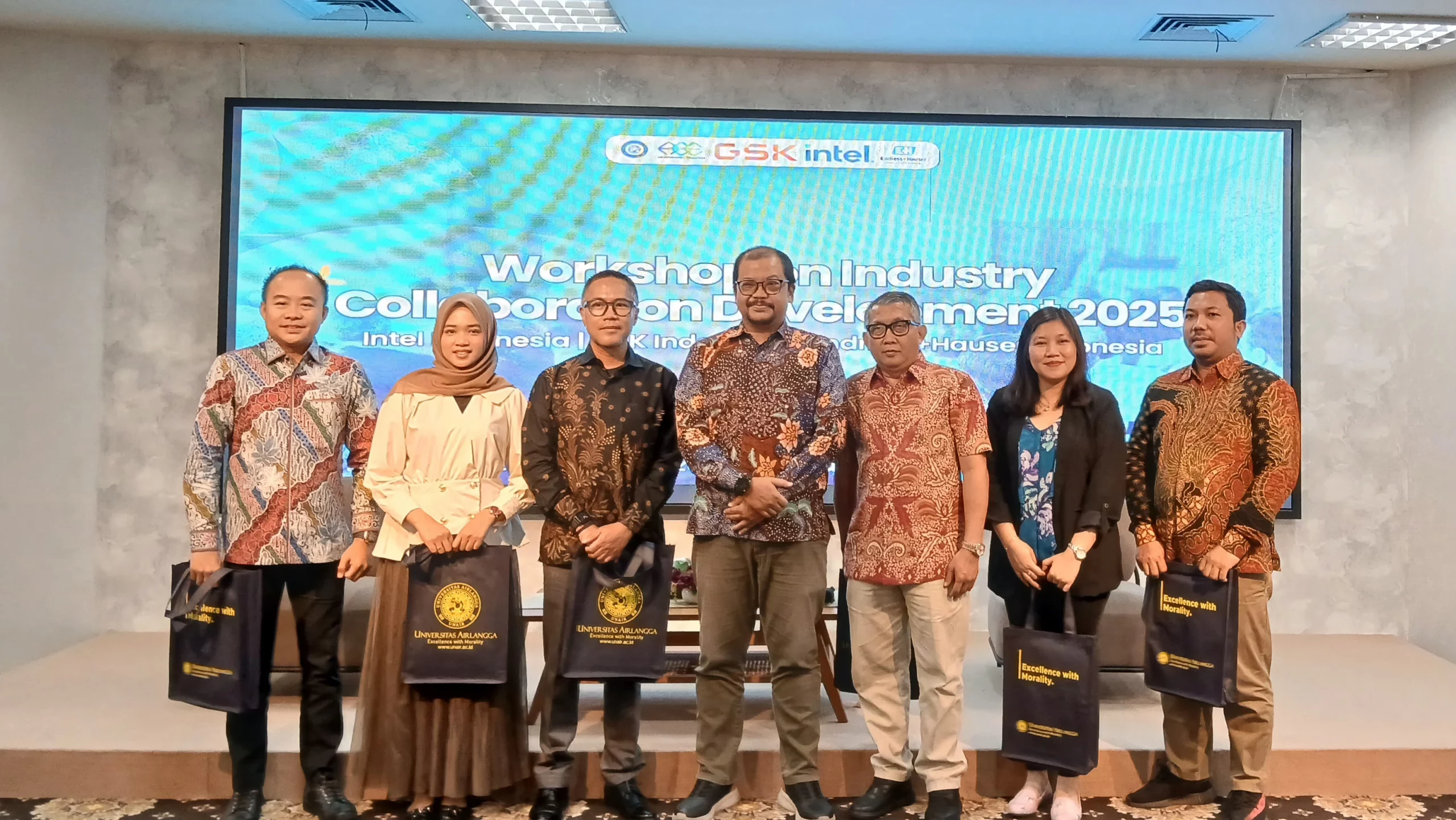 Para pembicara bersama direktur AGE saat sesi dokumentasi dan penyerahan cinderamata pada kegiatan Workshop on Industry Collaboration Development. (Foto: Putri Andini)