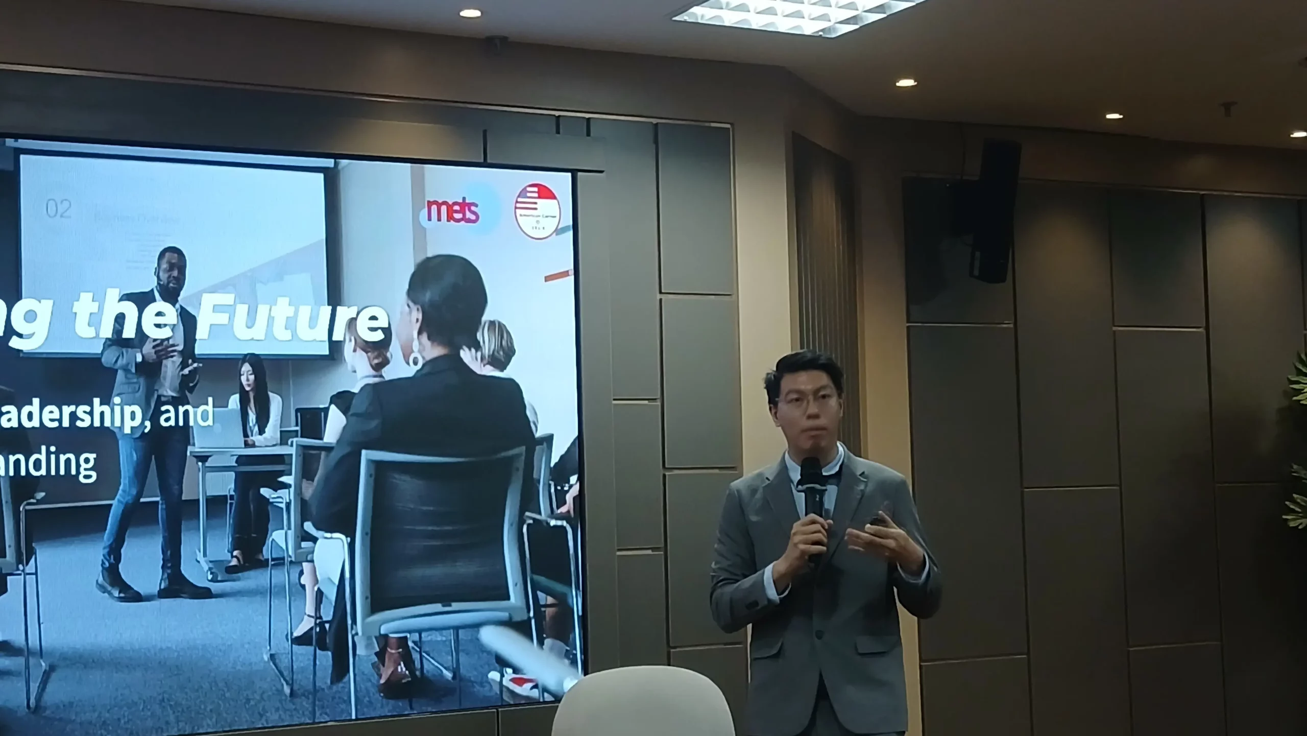 Wilson Lawden delivers a session on public speaking at the American Corner seminar. (Photo: Putri Andini)