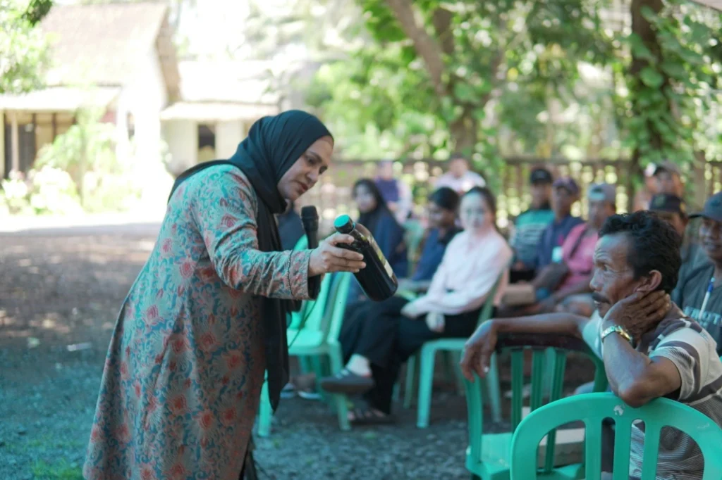 Biofertilizer training led by Dr. Fatimah, M.Kes at Wringinputih Village during ACDH Banyuwangi 2025