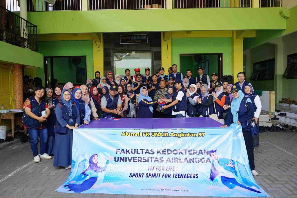 Peserta baksos FK UNAIR saat berfoto bersama