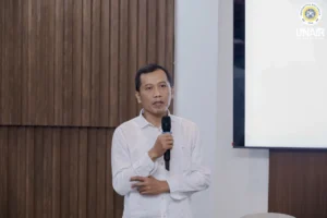 Andri Teguh Pryantoro, Redaktur Jawa Pos, diundang sebagai pemateri dalam sesi pelatihan menulis opini populer (Foto: HUMAS UNAIR).