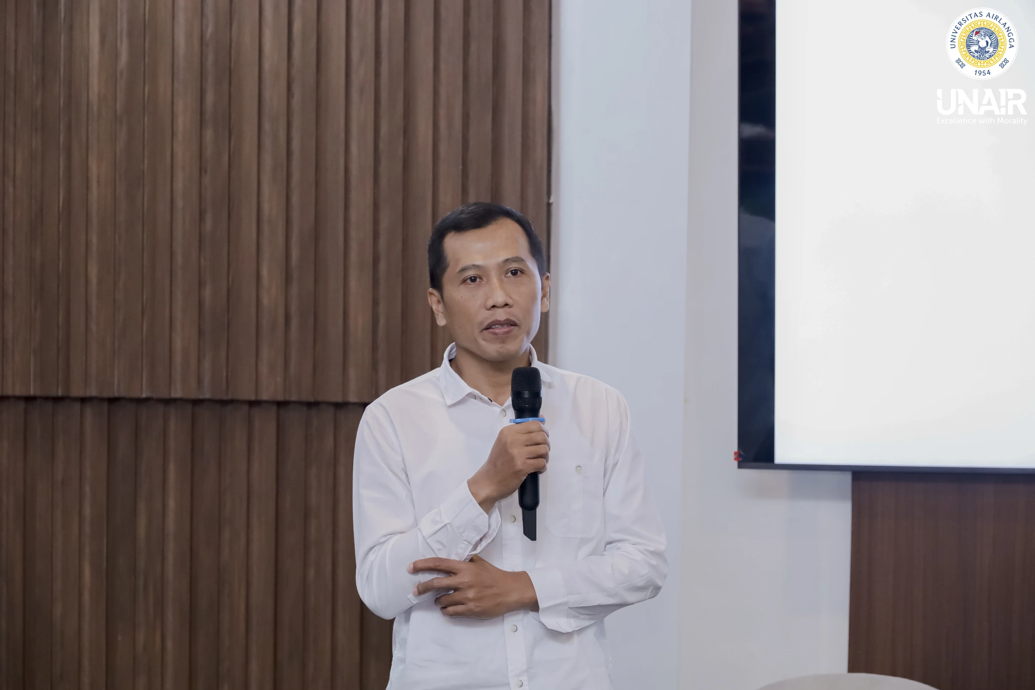 Andri Teguh Pryantoro, Redaktur Jawa Pos, diundang sebagai pemateri dalam sesi pelatihan menulis opini populer (Foto: HUMAS UNAIR).