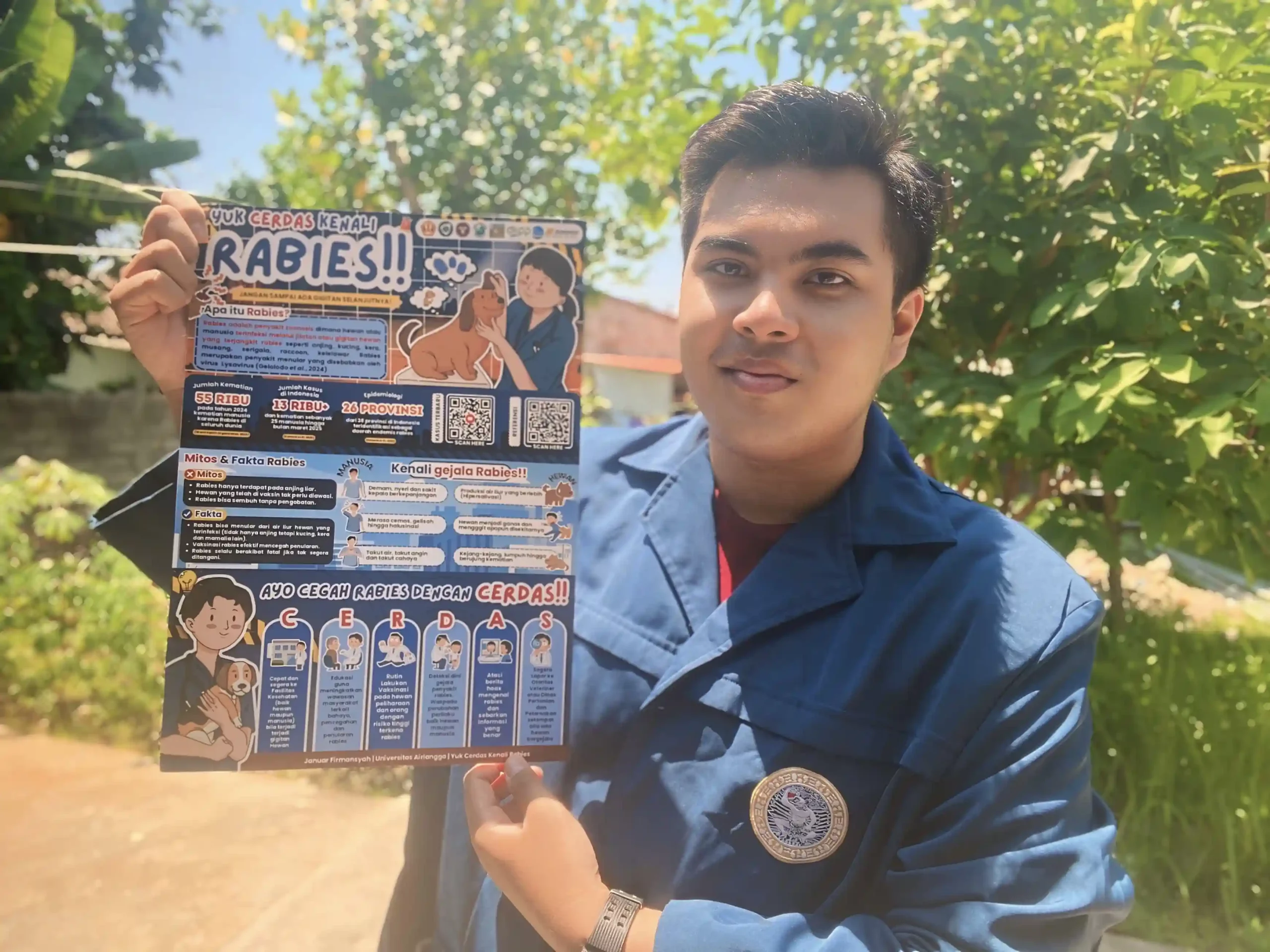 Januar Firmansyah berfoto dengan poster yang membuatnya mengantongi Juara 1