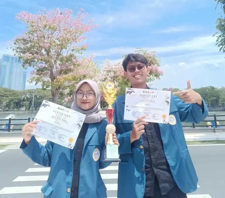 Azkiya Nabila Firdaus dan Fariel Nurdiyansyah menerima penghargaan Juara 2 Pekan Ekonomi XIV Nasional. (Foto: Narasumber)