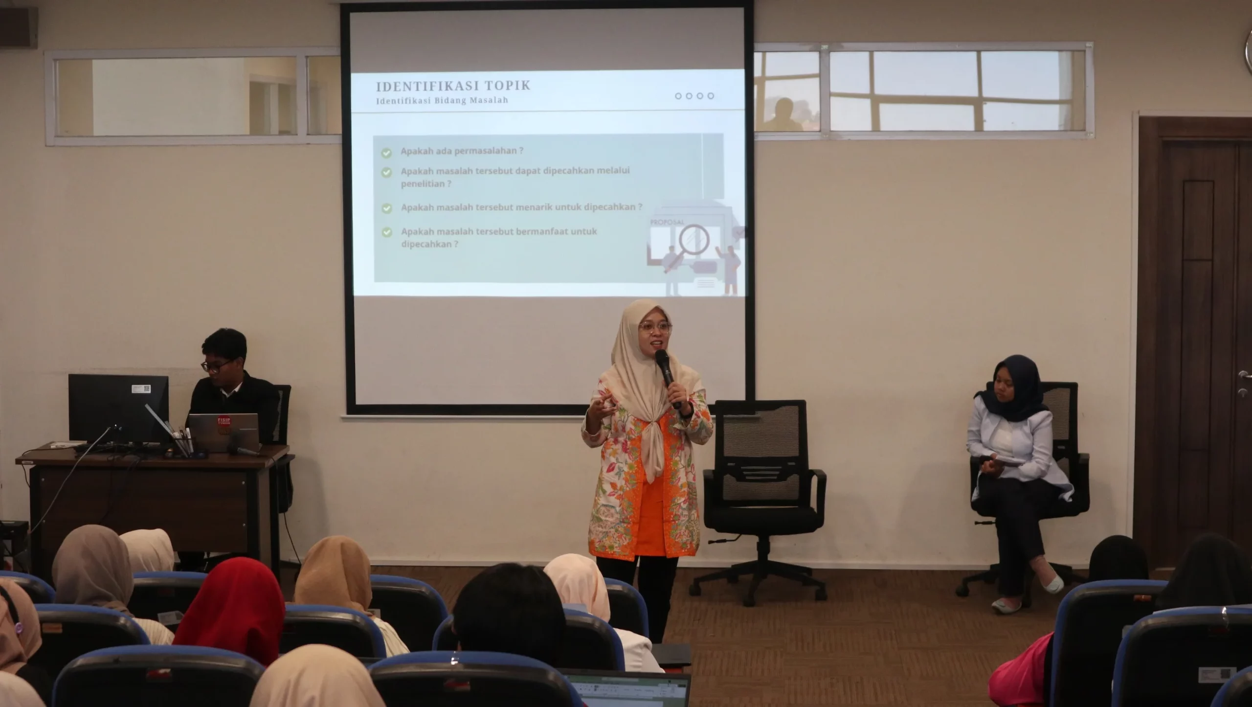 Pemaparan materi oleh Dr Dessy Marisanty S Sos MA dalam Airlangga Mentoring Room Vol. 3 (12/10/25)