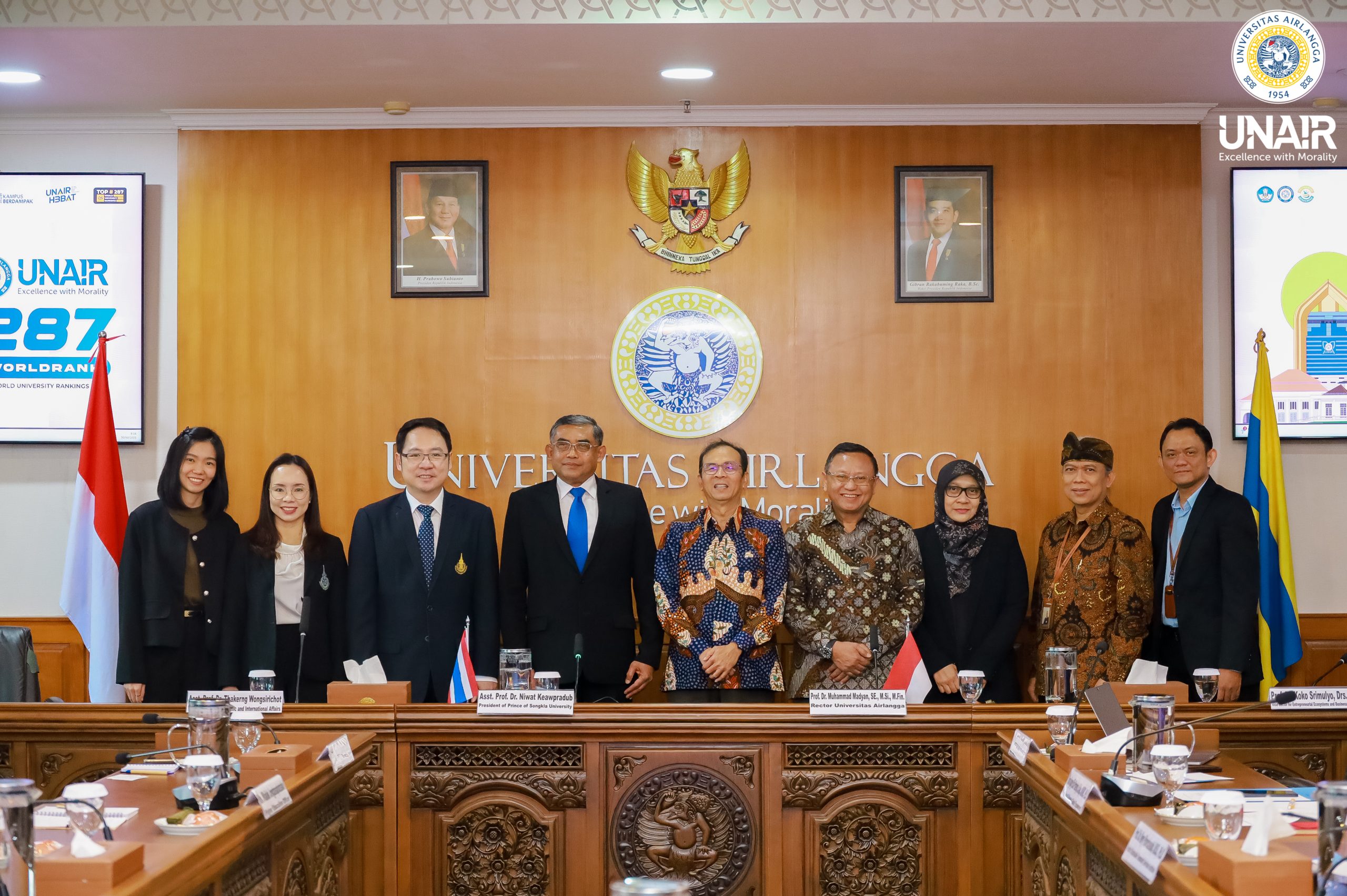 Jajaran Pimpinan UNAIR berfoto bersama delegasi dari Prince of Songkla University (PSU), Thailand, pada Kamis (30/10/2025) di Balai Rektorat Universitas Airlangga (RUA). (Foto: Humas UNAIR)
