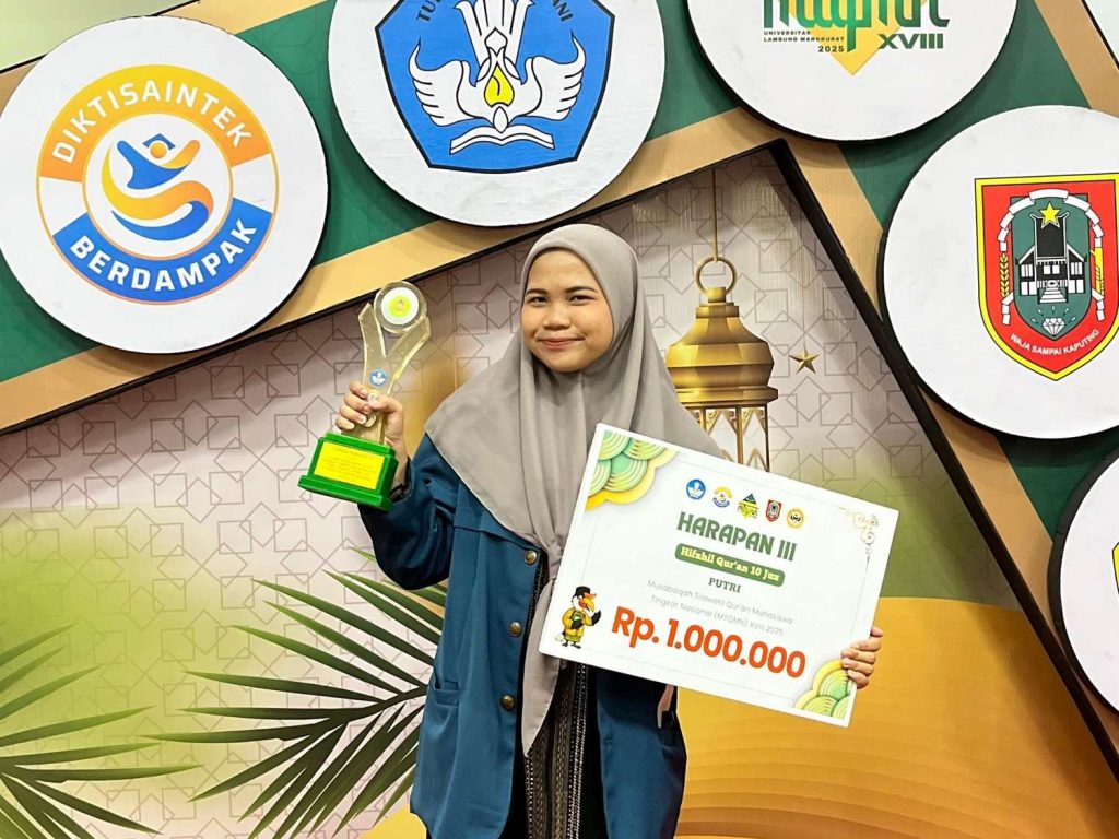 Natasya Fitri Rahma Aulia saat menerima penghargaan cabang MHQ 10 Juz pada MTQMN XVII (Foto: dok. narasumber)
