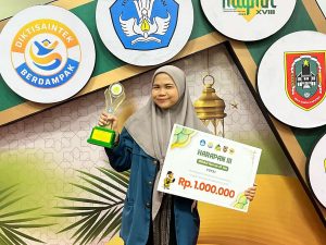 Natasya Fitri Rahma Aulia saat menerima penghargaan cabang MHQ 10 Juz pada MTQMN XVII (Foto: dok. narasumber)