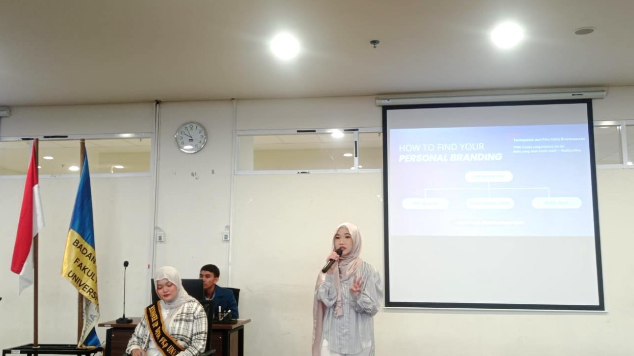 Momen Chessa Falaizhufa Waludri saat membagikan tips dan trik pada Speaking Together x Talkshow Inspiratif di GKB UNAIR (dok: pribadi)