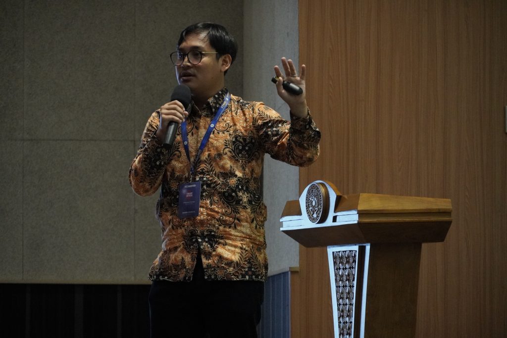Muhammad Irfan Mas’udi, S.ST., M.Sc. dari Samsung R&D Institute Indonesia, sedang menjelaskan praktik penerapan large language model di industri. (Foto: Humas FTMM UNAIR)
