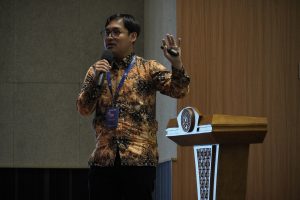 Muhammad Irfan Mas’udi, S.ST., M.Sc. dari Samsung R&D Institute Indonesia, sedang menjelaskan praktik penerapan large language model di industri. (Foto: Humas FTMM UNAIR)