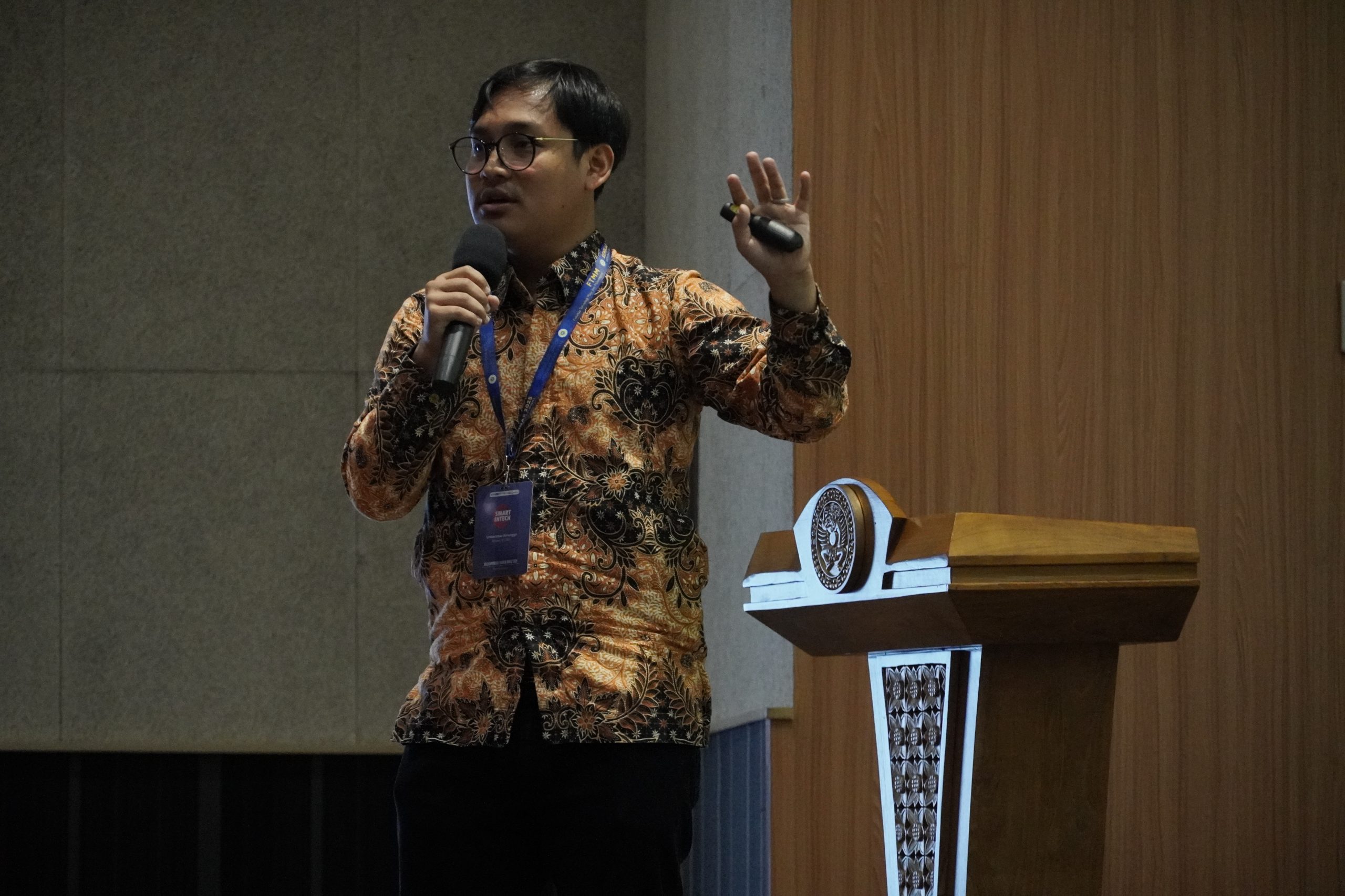 Muhammad Irfan Mas’udi, S.ST., M.Sc. dari Samsung R&D Institute Indonesia, sedang menjelaskan praktik penerapan large language model di industri. (Foto: Humas FTMM UNAIR)