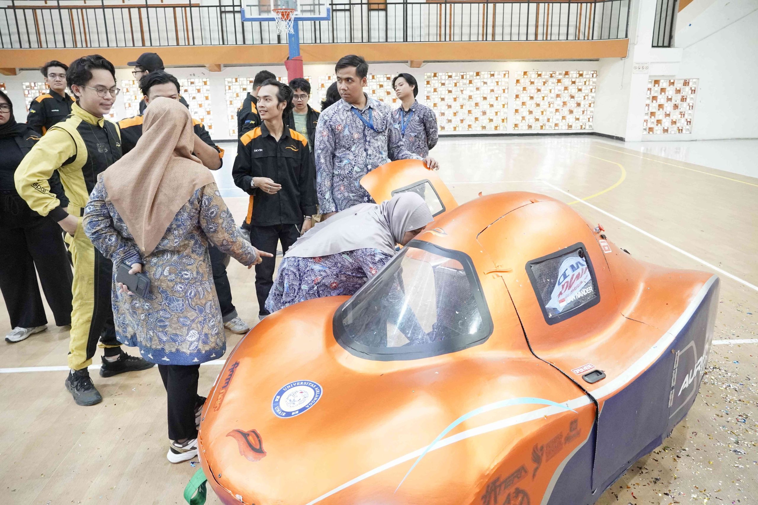 Fakultas Teknologi Maju dan Multidisiplin (FTMM) Universitas Airlangga (UNAIR) resmi meluncurkan dua tim andalan untuk mengikuti Kontes Mobil Hemat Energi (KMHE) 2025 yang diselenggarakan oleh Kemendiktisaintek. Kedua tim tersebut, EV-OS dan RASENA