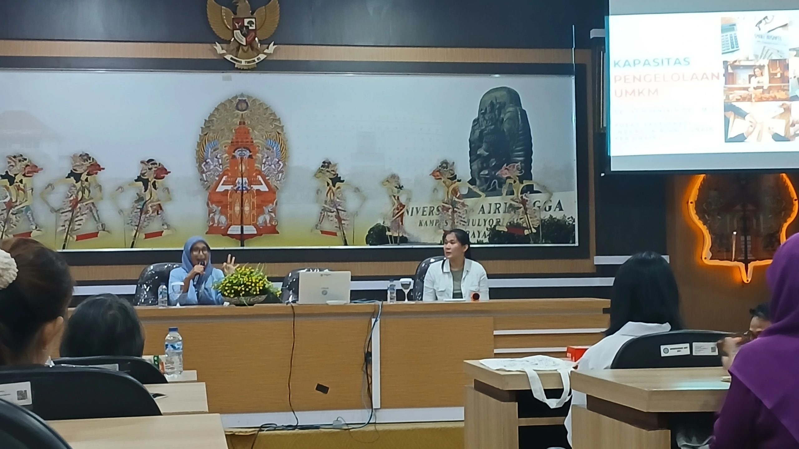 Sesi pemaparan materi oleh Achsania Hendratmi dan Evelyn Wijaya dalam kegiatan Pelatihan Manajemen UMKM pada Kamis (30/10/2025) (dok: pribadi)