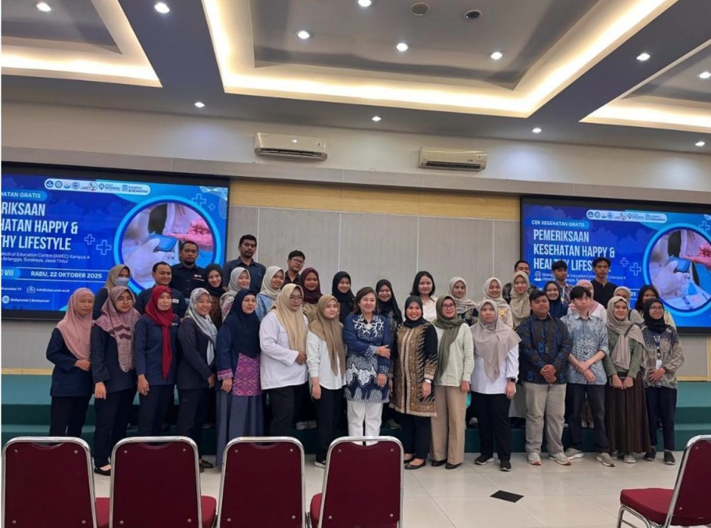 Group photo of UNAIR AHPC, Puskesmas Pucang Sewu, PMI, and the organizing committee of H2L 2025 (Photo: AHPC UNAIR)