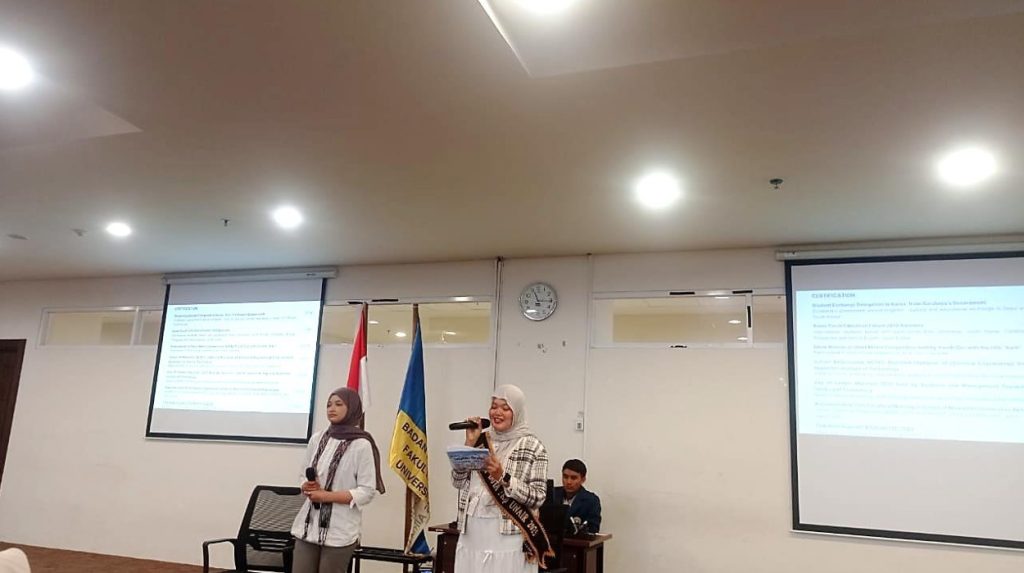 Moderator membacakan profil Fadlyn Attina Jatmika pada acara Speaking Together x Talkshow Inspiratif: Explore Define Yourself” pada Sabtu (19/10/2025). (dok: pribadi)