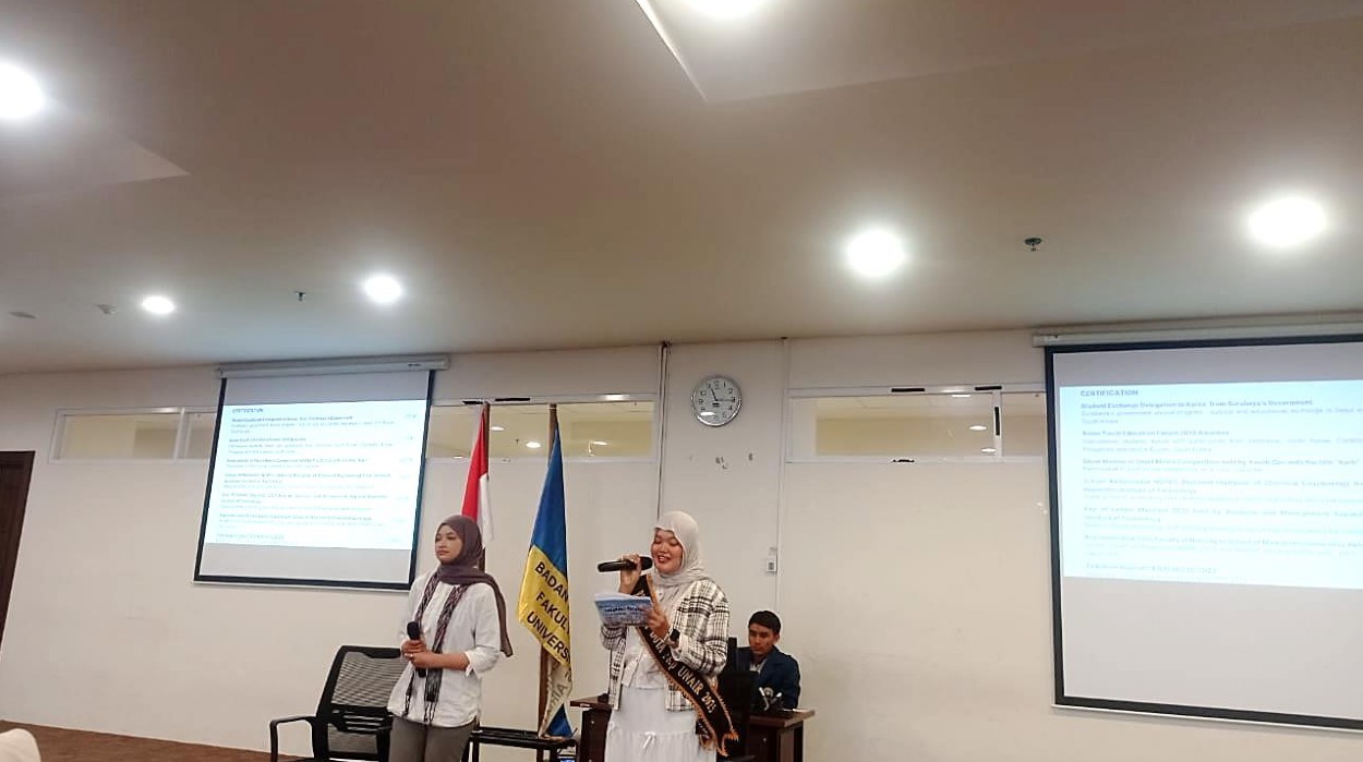 Moderator membacakan profil Fadlyn Attina Jatmika pada acara Speaking Together x Talkshow Inspiratif: Explore Define Yourself” pada Sabtu (19/10/2025). (dok: pribadi)