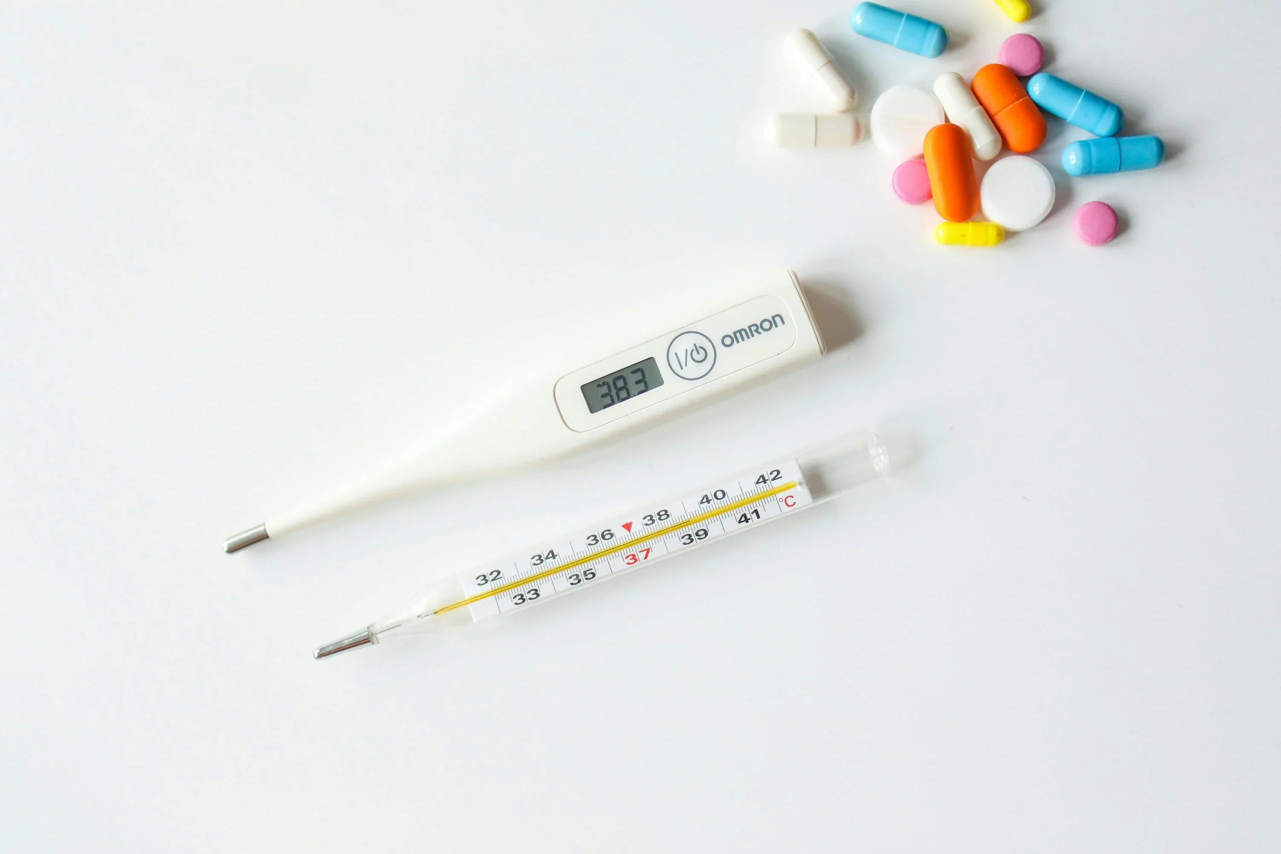 Ilustrasi alat pendeteksi sakit flu dan obat flu (Pexels)