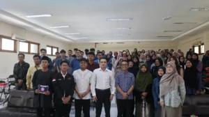Foto bersama panitia, pemateri, dan peserta usai pelaksanaan Tabligh Akbar IFoPH 2025 di FKM UNAIR. (Foto: Istimewa)