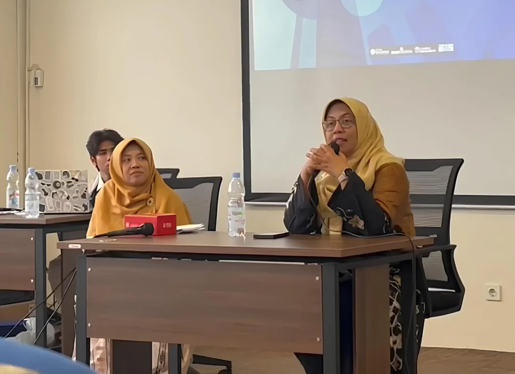 Prof. Dr. Nisful Laila, SE., M.Com., Head of the Career and Alumni Impact Center, Faculty of Economics and Business, Universitas Airlangga (UNAIR), speaks during Bicara Soal Politik (BISTIK) 2025 (Photo: Committee Documentation)