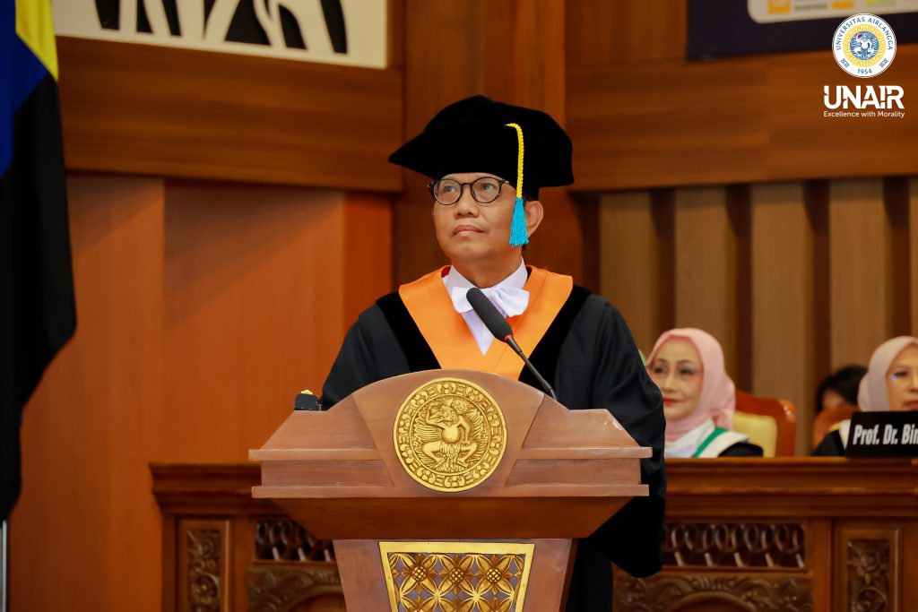 Prof Dr Bintoro Wardiyanto Drs MS saat menyampaikan orasinya pada pengukuhan guru besar UNAIR. (Foto: Humas UNAIR)